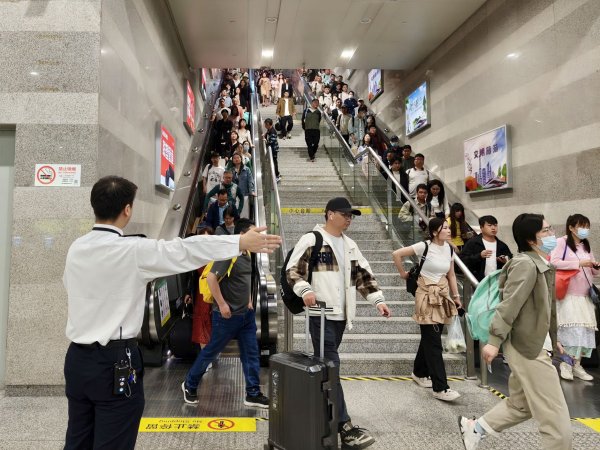 配资财经网 到达旅客75.9万人次！铁路上海站迎“五一”返程客流最高峰